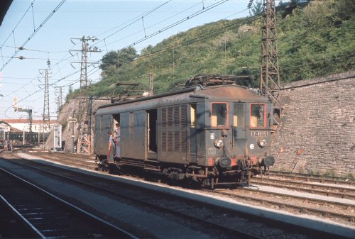 {short description of image}