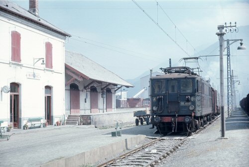 {short description of image}